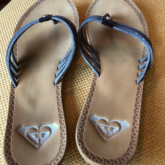 Roxy flip flops.NO SIZE MARKED ON SANDAL.Measures 9 1/2” from toe to heel. - Picture 2 of 2